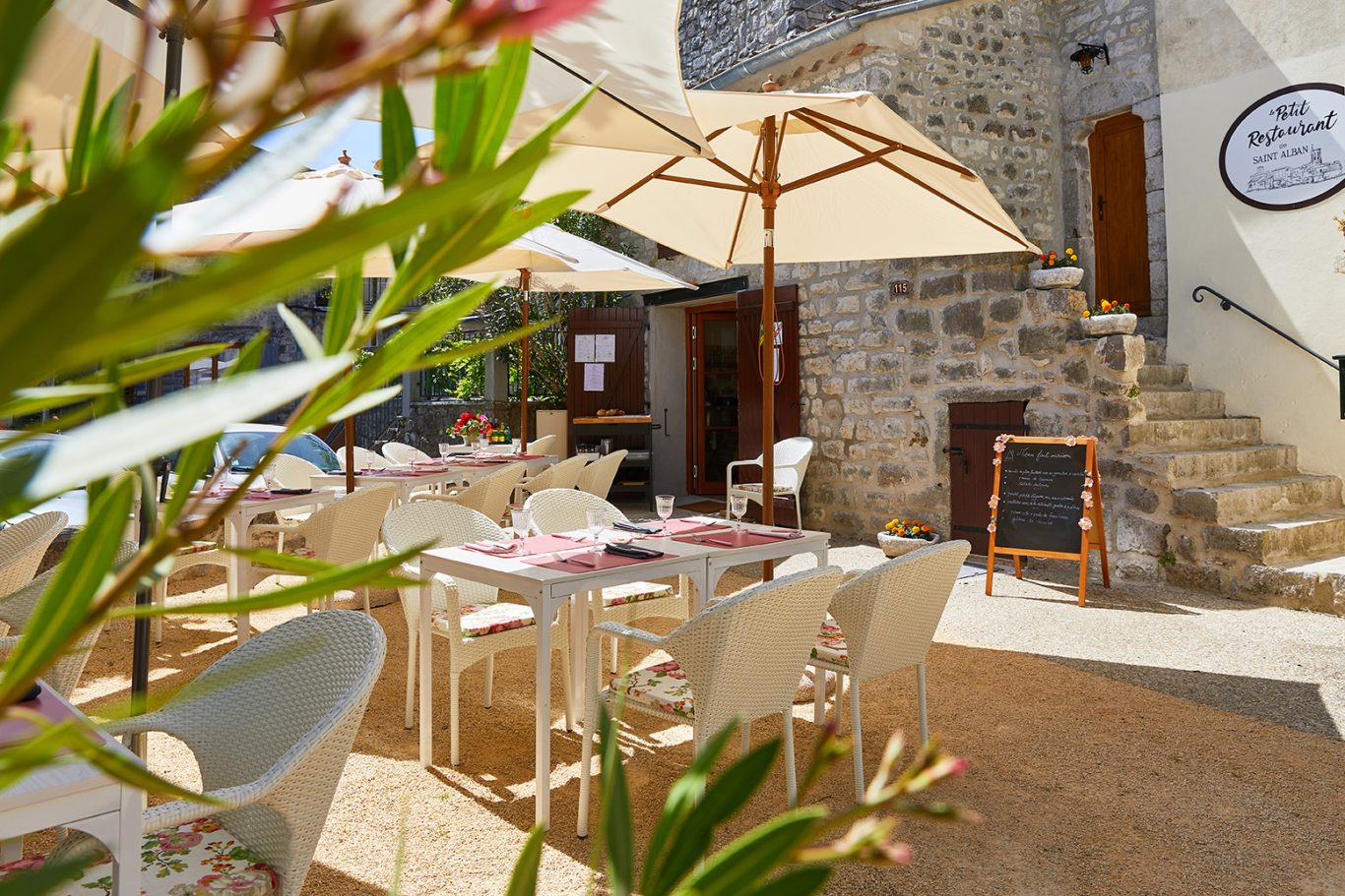 Tables en plein air dans un restaurant mignon à Saint Alban